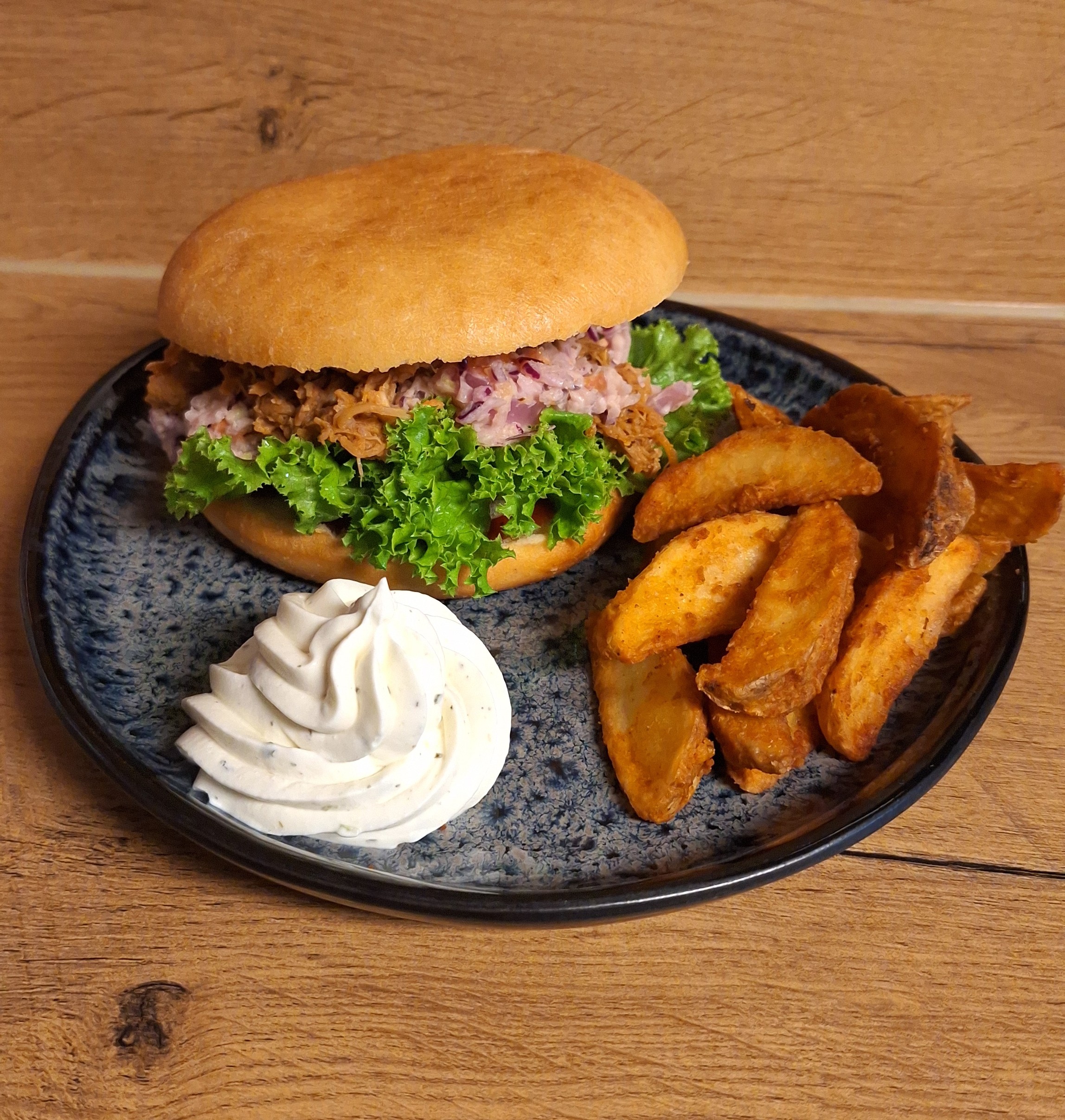 Goldene Pommes Frites in der Fritteuse