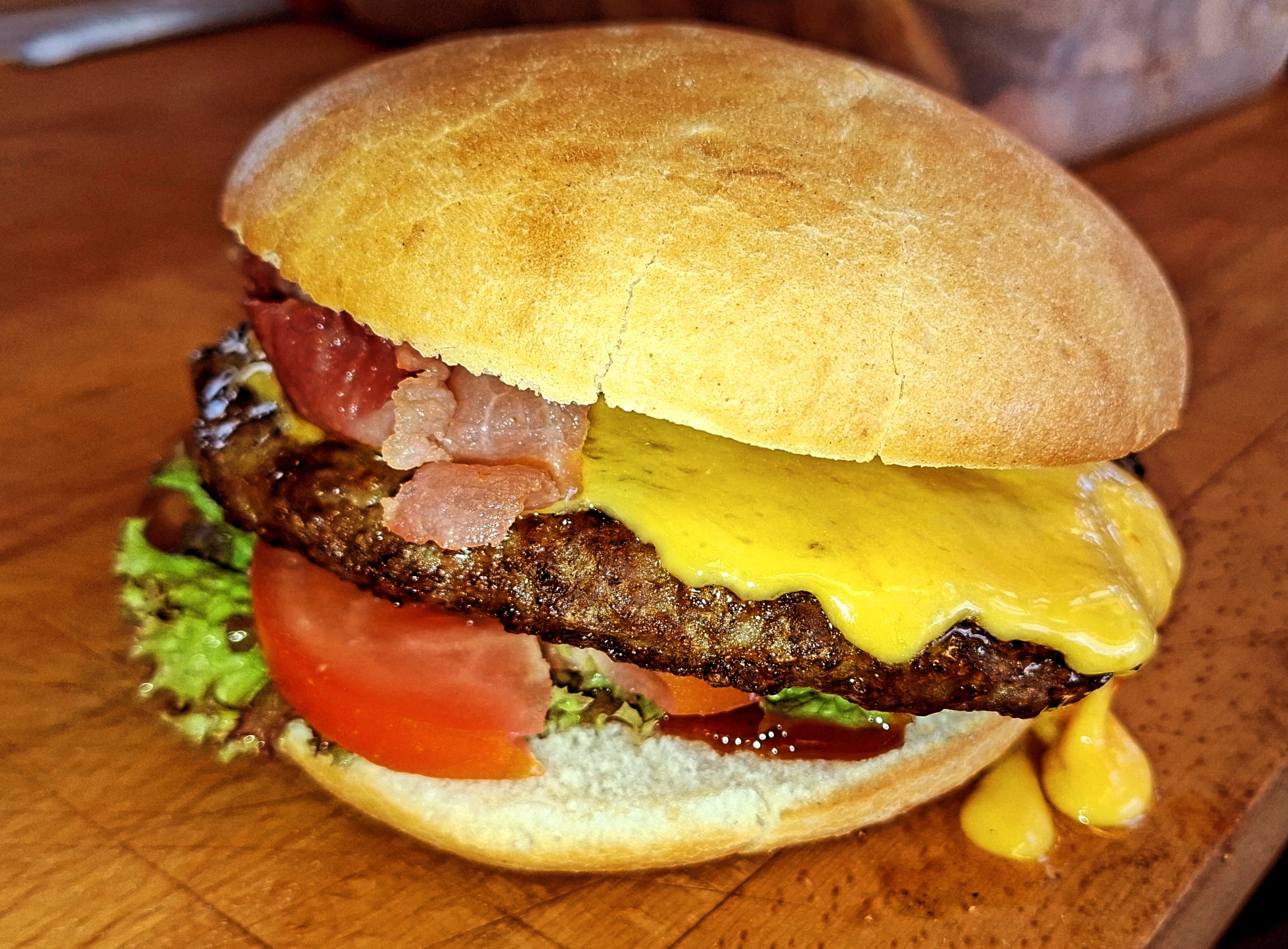 Burger mit Leberkäse wird belegt