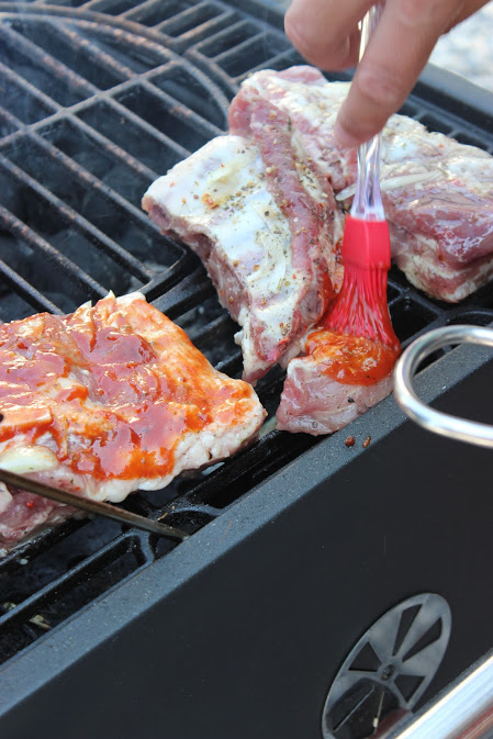 Bratwurst brutzelt auf dem Grill
